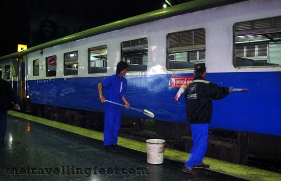 trains cleaned at hualamphong station
