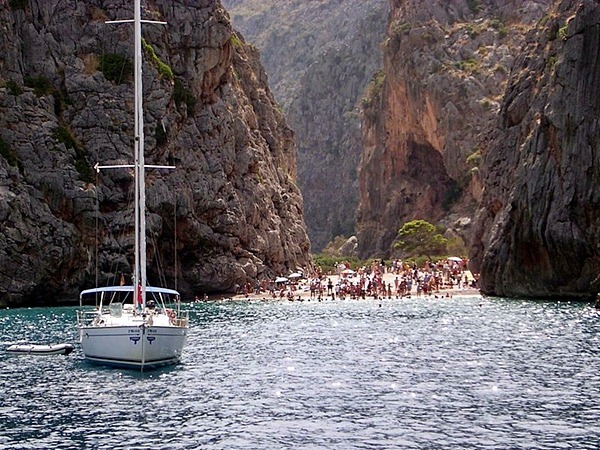 photo credit: http://en.wikipedia.org/wiki/File:Torrente_de_Pareis_from_boat_02.jpg